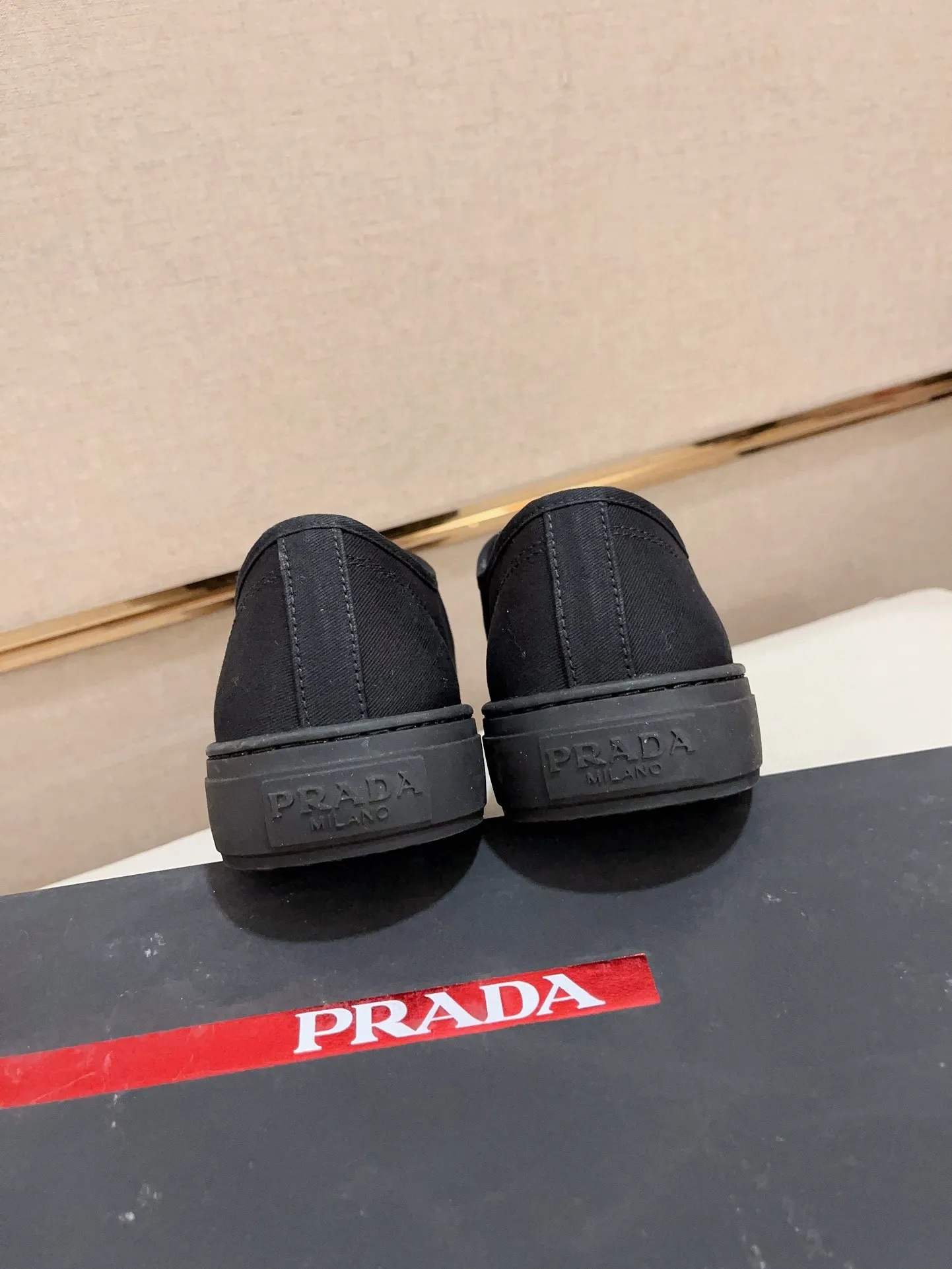 Men's shoes 💰 580💰 ✔️✔️✔️High-quality new PRADA counters are launched at the same time. The new men's shoes and 😘fabrics are selected from first-layer cowhide and are made by pure handicrafts. Lining: Full cowhide lining. 👍🏿 High-end ☄️ air-cushion molded anti-slip rubber outsole, exquisite lines, simple and elegant, comfortable and high-end for leisure travel. Code number: 38 to 44 (45 can be customized)